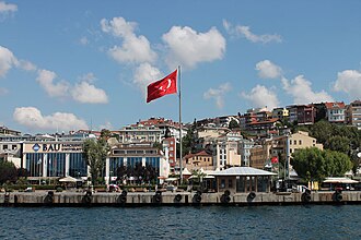 İstanbul Boğazı'nda dalgalanan Türk bayrağı