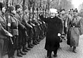 Bosnalı Müslüman 13. SS Waffen Dağ Tümeni "Handschar"a bağlı gönüllüleri selamlıyor, Kasım 1943