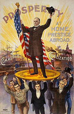 Başkan adayı William McKinley, bir tüccar, bir kapitalist, bir iş adamı, bir zanaatkar ve diğerleri tarafından taşınan büyük bir altın sikkenin üzerinde, "Refah" kelimesinin altında duruyor