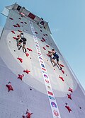 Yapay duvarda mücadele eden iki sporcu (Chamonix 2018)