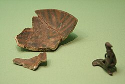 Kase (kil, yeşil ve sarıya boyanmış) ve kuş şeklinde kolye (bronz)