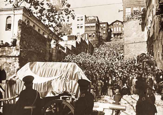 Atatürk'ün cenaze töreninde tabutu üzerine örtülmüş Türk bayrağı