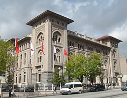 Giulio Mongeri tarafından tasarlanan ilk Ziraat Bankası Genel Müdürlük Binası (1925-1929) Birinci Ulusal Mimarlık Akımı'nın ilk örneklerindendir.