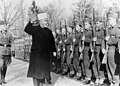 Handschar Tümeni komutanı Karl-Gustav Sauberzweig (sol) ile Bosnalı Waffen-SS gönüllüleri teftiş ederken, SS-PK tarafından çekilen resim, Kasım 1943