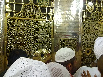 Muhammed'in mezarı burada görülen makamın içinde yer almaktadır