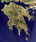 Mora (Peloponez) yarımadasının uzaydan görünüşü, yukarı da sağda Korint Kıstağı görülüyor.