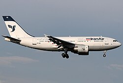 İran Air Airbus A310 uçağı İtalya'nın Roma kentine iniyor. Uçağın kuyruğunda Huma kuşu görülüyor