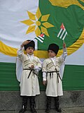 Zafer kutlamalarında bayrak sallayan Abhaz çocukları