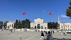 Beyazıt Meydanı'ndaki İstanbul Üniversitesi'nin ana giriş kapısı. Arka planda, kampüs içinde yer alan Beyazıt Kulesi görülüyor.