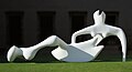 Fitzwilliam Müzesi önünde bulunan Henry Moore "Reclining Figure (Yatan Figür)" heykeli