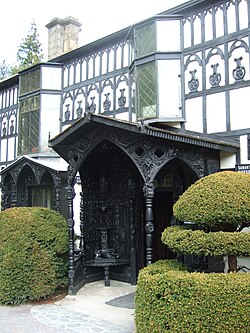 Plas Newydd'in oymalı meşe sundurması