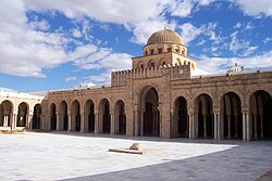 Aynı zamanda Ukba Camii olarak da adlandırılan Tunus Kayrevan Ulu Camii, aynı zamanda Kuzey Afrika'daki en eski cami (670 yılında kurulmuş ve halen ibadet yeri olarak kullanılmaktadır) ve İslam medeniyetinin en önemli anıtlarından biridir.