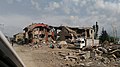 2016 Hakkâri çatışmalarındaki operasyonlar sırasında yıkılan bir bina ve önünde oturan mahalle sakinleri