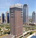 Tekfen Tower önde, Sabancı Merkezi sol arkada ve İş Kuleleri sağ arkada yer almaktadır.