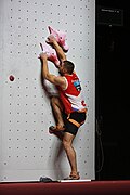 Başlama konumu. Sporcu basınç ölçen plakaya temas etmektedir, bu sayede hatalı çıkışlar önlenmektedir.